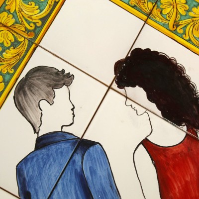 Panneau mural en céramique fine sicilienne, composé de 9 carreaux de 20 x 20 cm (longueur totale env. 60 cm), décor « Les Amoure