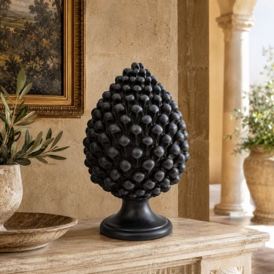 Siciliaanse dennenappel, Caltagirone keramiek, ca. 30 x Ø 18 cm. Matzwart emaille.