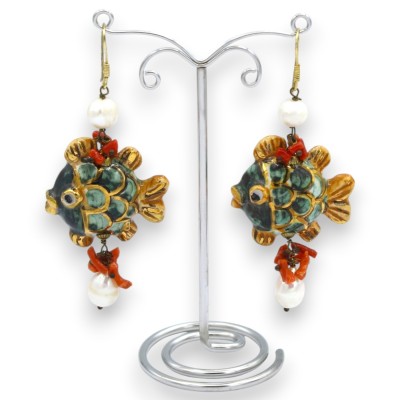 Orecchini Pesce, ceramica Caltagirone, h 8 cm ca. Con perle e corallo bambù, smalto oro 24k