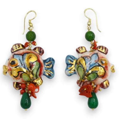Boucles d'oreilles Poisson-globe, céramique de Caltagirone, environ 7 cm de hauteur. Agate, pierres naturelles et corail bambou.
