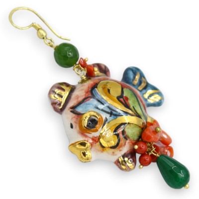 Boucles d'oreilles Poisson-globe, céramique de Caltagirone, environ 7 cm de hauteur. Agate, pierres naturelles et corail bambou.