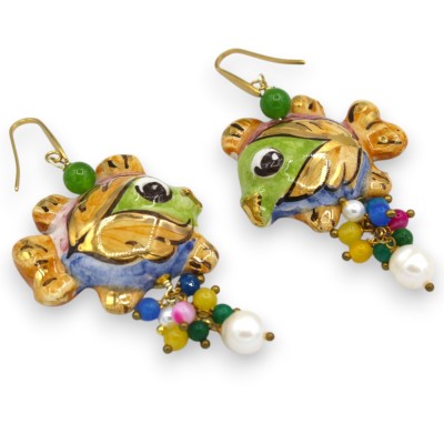 Boucles d'oreilles en forme de poisson-globe, en céramique de Caltagirone, d'environ 7 cm de hauteur. Ornées de perles et de pie