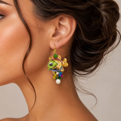 Boucles d'oreilles en forme de poisson-globe, en céramique de Caltagirone, d'environ 7 cm de hauteur. Ornées de perles et de pie