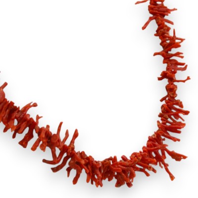 Naszyjnik wykonany ręcznie z gałązek koralowych, długość ok. 60 cm.