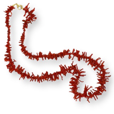 Collar hecho a mano con ramas de coral, longitud aproximada de 60 cm.