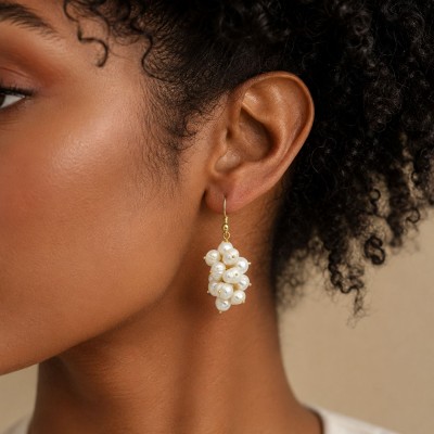 Ręcznie wykonane kolczyki-klastry, perły rzeczne, wysokość ok. 5 cm. Srebro próby 925.