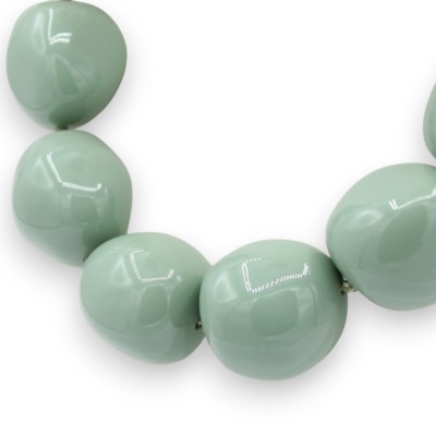 Moderne Halskette aus glänzendem Kunstharz, Länge ca. 46 cm. Zwei Farbvarianten (1 Stück). Messingverschluss.