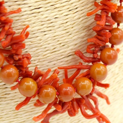 Colar artesanal com fio de pasta de coral e fio duplo de coral natural, comprimento aproximado de 80 cm com ágata branca.