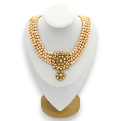 Collar artesanal con cuatro hilos de piedra cornalina, longitud aproximada de 42 cm. Inserción de encaje de bolillos, cierre de