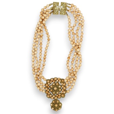 Collier artisanal à quatre rangs de cornaline, longueur env. 42 cm. Insert en dentelle au fuseau, fermoir en laiton.