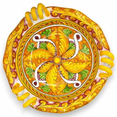 Centro de mesa recortado com alças serpentinas, cerâmica de Caltagirone, aprox. Ø 38 cm. Decoração em ocre, fita e trança.