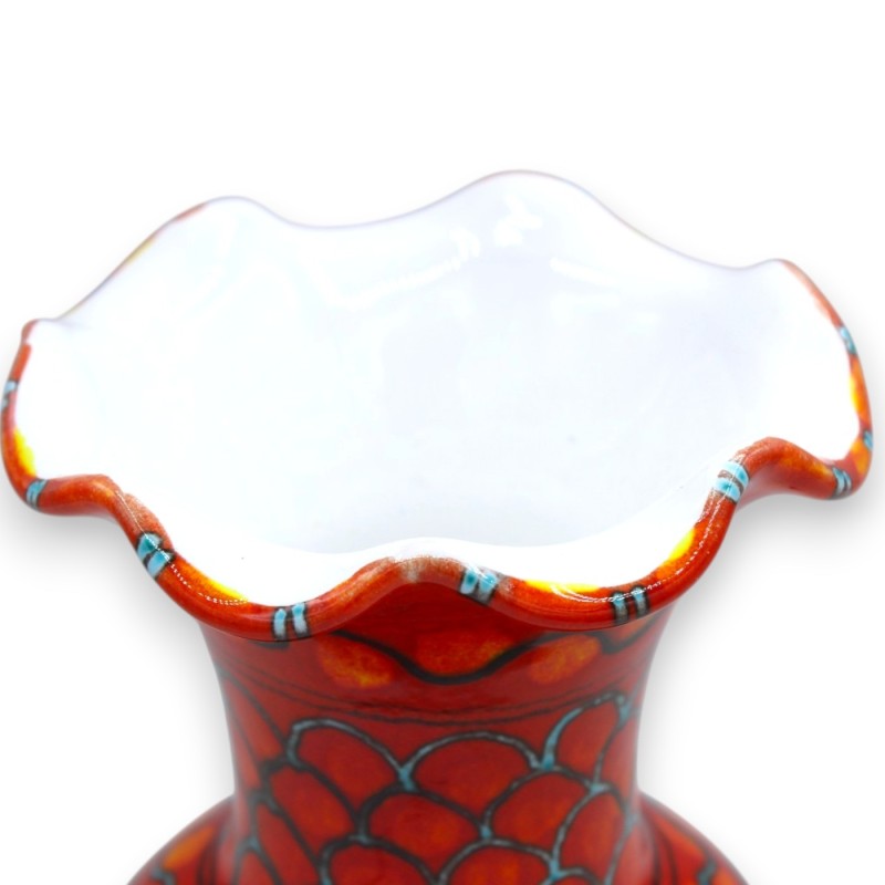 Vase festonné en fine céramique...