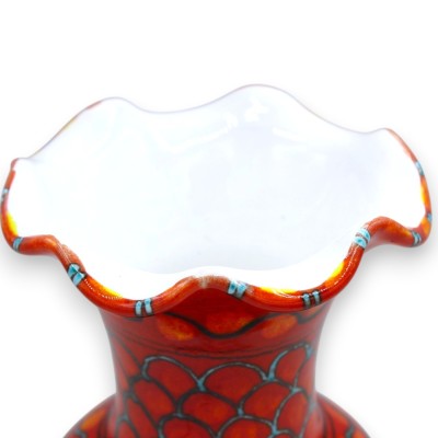 Jarrón festoneado, fina cerámica siciliana, 20 x 12,5 cm, color rojo selenio, decoración de hojas y escamas.