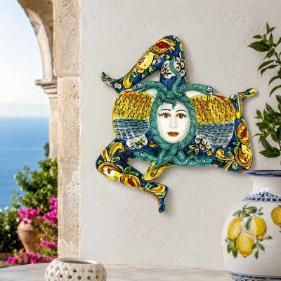 Caltagirone keramische Trinacria, ca. 38 x 38 cm, blauwe achtergrond, decoratie met citroen en granaatappel.