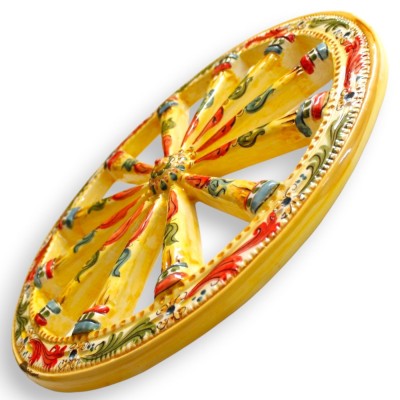 Siciliaans wagenwiel, Caltagirone keramiek, Ø ca. 44 cm. Barokdecoratie, gele achtergrond.