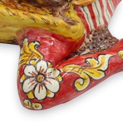 Trinacria aus Caltagirone-Keramik, ca. 32 x 32 cm. Rot, barockes Dekor mit Blumen und Zitronenapplikationen.