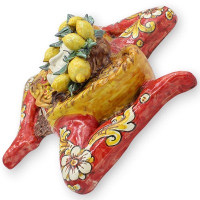 Ceramika Caltagirone Trinacria, ok. 32 x 32 cm. Czerwona, barokowa dekoracja z motywem kwiatowym, aplikacje cytrynowe.