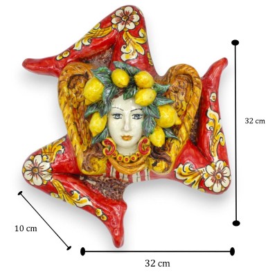Trinacria en céramique de Caltagirone, env. 32 x 32 cm. Rouge, décor baroque et floral, appliques de citron.