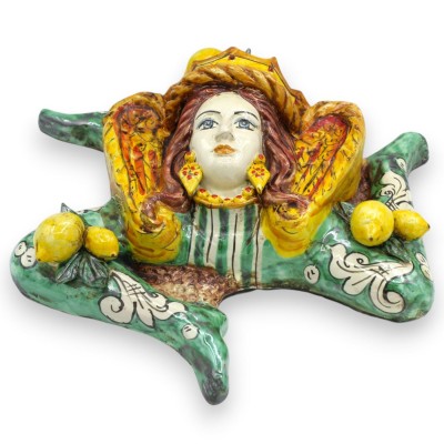 Trinacria en céramique de Caltagirone, env. 32 x 32 cm. Vert-de-gris, décor baroque avec applications de citron.