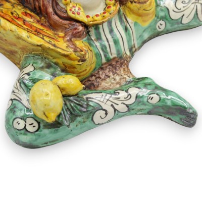 Caltagirone keramische Trinacria, ca. 32 x 32 cm. Verdigris, barokke decoratie met citroenapplicaties.