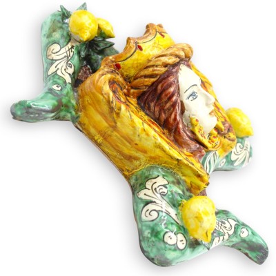 Trinacria de cerâmica de Caltagirone, aproximadamente 32 x 32 cm. Cor verde-cobre, decoração barroca com aplicações de limão.