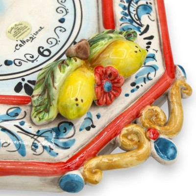 Caltagirone keramikklocka, ca 36 x 28 cm, blå dekoration från 1600-talet, röd kant, citron- och blomapplikationer.