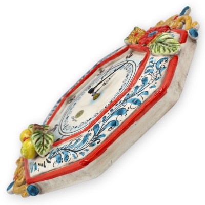 Ceramiczny zegar Caltagirone, ok. 36 x 28 cm, niebieskie zdobienie z XVII w., czerwona obwódka, aplikacje cytrynowe i kwiatowe.