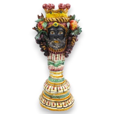 Kandelaar met het hoofd van Janus Bifrons met twee gezichten, keramiek uit Caltagirone, ca. 33 cm hoog, achtergrond bordeauxrood