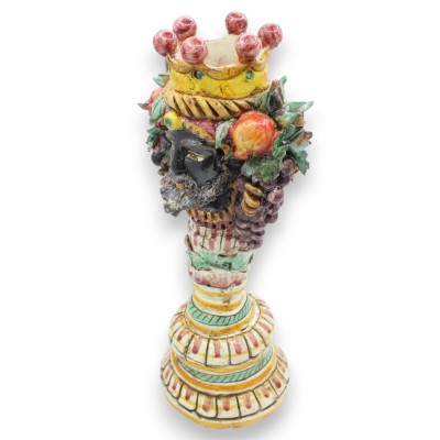 Kandelaar met het hoofd van Janus Bifrons met twee gezichten, keramiek uit Caltagirone, ca. 33 cm hoog, achtergrond bordeauxrood