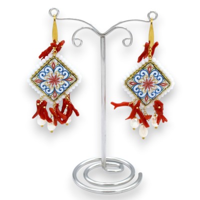Pendientes de baldosas de piedra volcánica, de aproximadamente 8 cm de largo, con decoración de mayólica siciliana, ramas de cor
