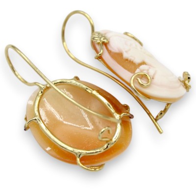 Pendientes artesanales de plata 925, chapados en oro, de aproximadamente 4 cm de altura. Con un camafeo de busto femenino.