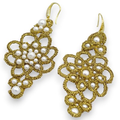 Handmade tatting lace earrings, approx. 9 cm high, with natural pearls and a zirconia-studded hook.