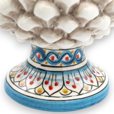 Siciliaanse dennenappel, keramiek uit Caltagirone, ca. 23 x 14 cm. Antiekwitte voet met bloemblaadjesmotief.