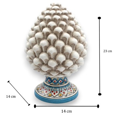 Siciliaanse dennenappel, keramiek uit Caltagirone, ca. 23 x 14 cm. Antiekwitte voet met bloemblaadjesmotief.