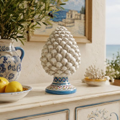 Siciliaanse dennenappel, keramiek uit Caltagirone, ca. 23 x 14 cm. Antiekwitte voet met bloemblaadjesmotief.