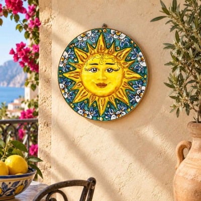 Disco solar de cerámica de Caltagirone, aprox. Ø 25 cm. Decoración en verde cardenillo, con motivos florales y de hojas.