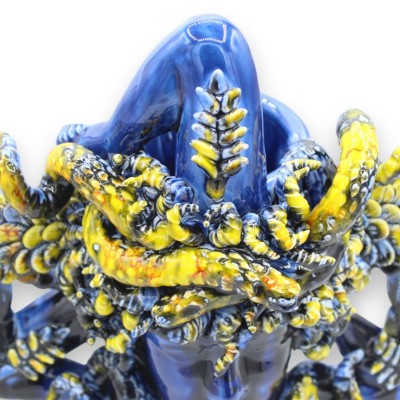 Trinacria Modellkopf, ca. 28 x 27 cm, sizilianische Keramik, reich verziert mit Reliefapplikationen, blauer Hintergrund, dritter