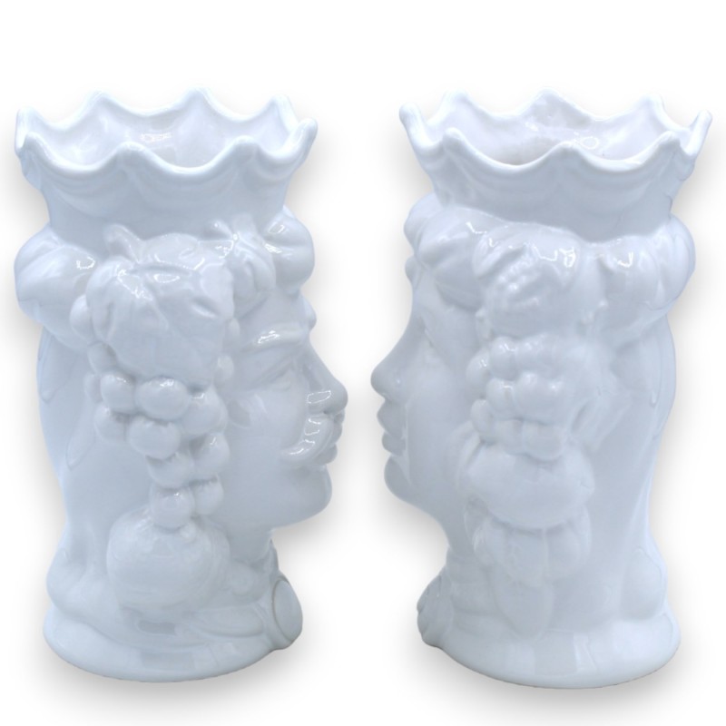 Paire de têtes marron foncé en céramique de Caltagirone - h environ 18 cm Couronne et fruits blancs brillants - 