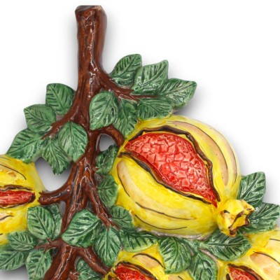 Zweig mit einem Strauß Granatäpfeln, Caltagirone-Keramik, ca. 43 x 30 x 6 cm. Wanddekoration.