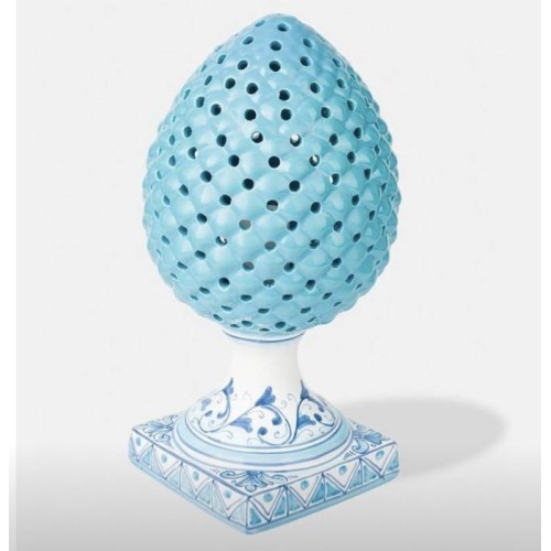 Lampe pomme de pin perforée, coloris bleu clair à décor floral - hauteur 35 cm - 