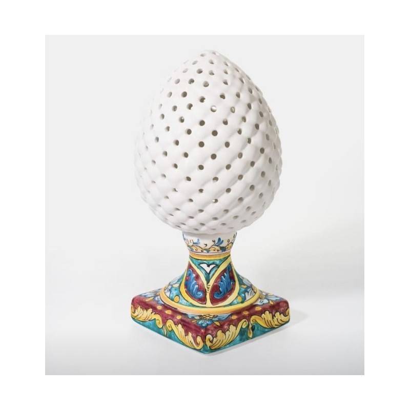 Weiße, perforierte Tannenzapfenlampe mit barockem Dekor – Höhe 35 cm - 