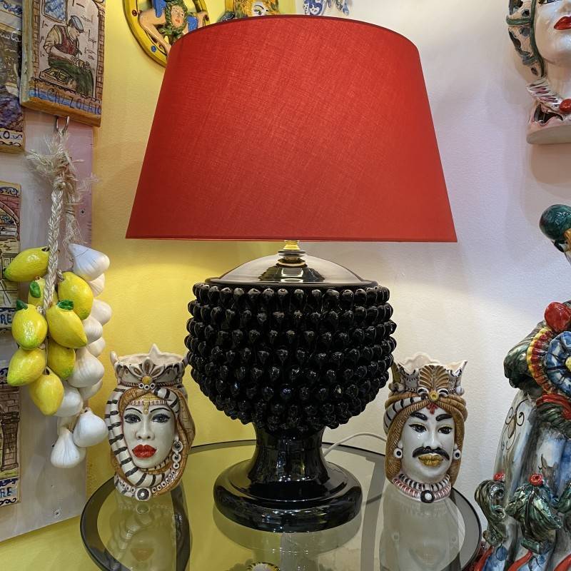 Sizilianische Tannenzapfenlampe, modernes Design, schwarzer Hintergrund, Höhe 55 cm. Lampenschirm aus Baumwolle - 