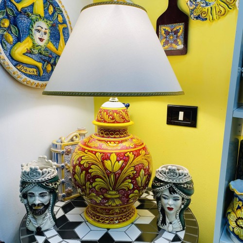 Lámpara Caltagirone de cerámica con decoración barroca, fondo rojo, altura 70 cms - 