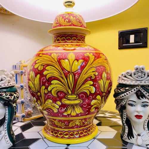 Lámpara Caltagirone de cerámica con decoración barroca, fondo rojo, altura 70 cms -  2