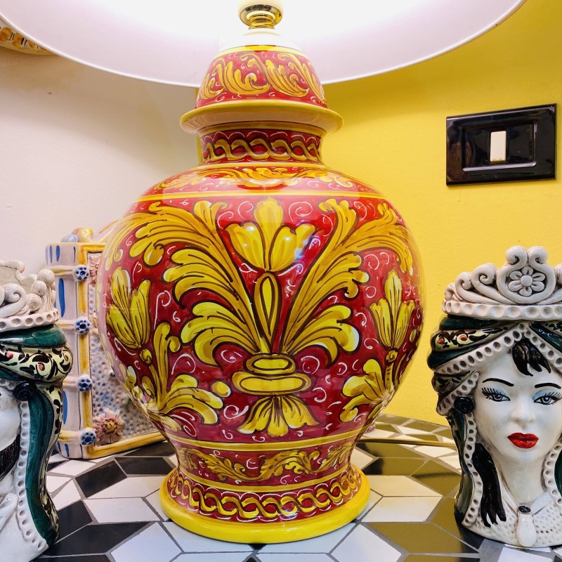 Lámpara Caltagirone de cerámica con decoración barroca, fondo rojo, altura 70 cms - 