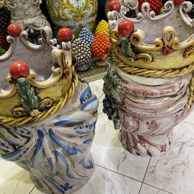 Klassischer Caltagirone-Moros-Kopf mit Krone und Frucht, mattes Craquelé-Email – Höhe ca. 50 cm (1 Stück) - 