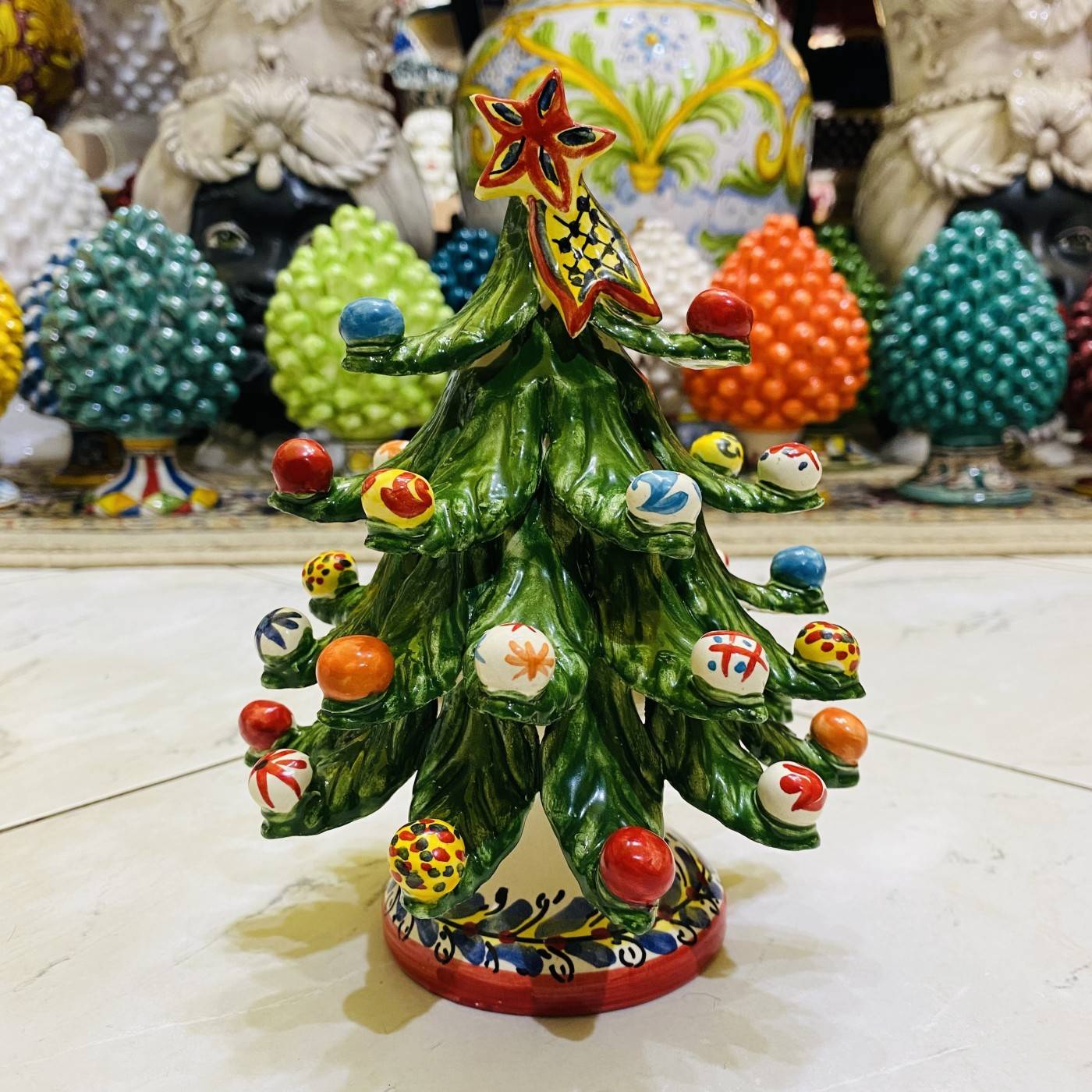 Albero di Natale con palline decorate, ceramica di Caltagirone