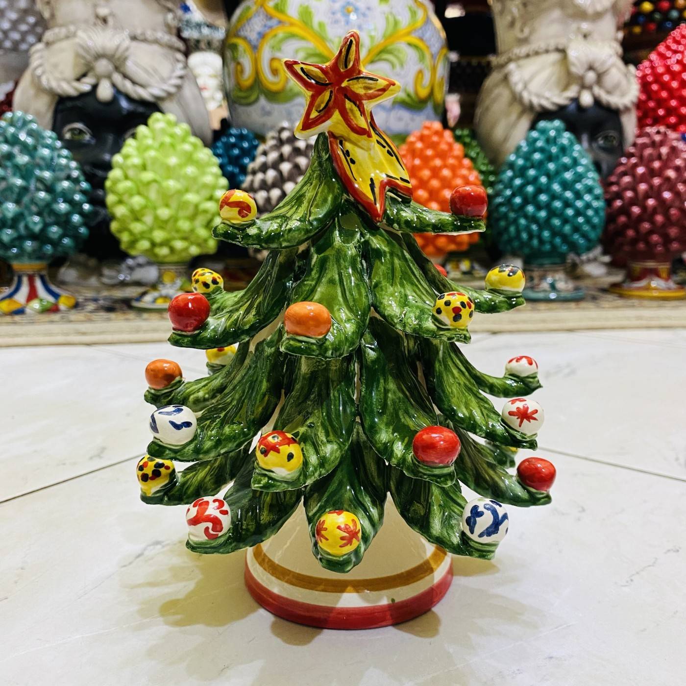 Árvore de Natal com bolas decoradas, cerâmica de Caltagirone - altura 20/22  cm Modelo ML