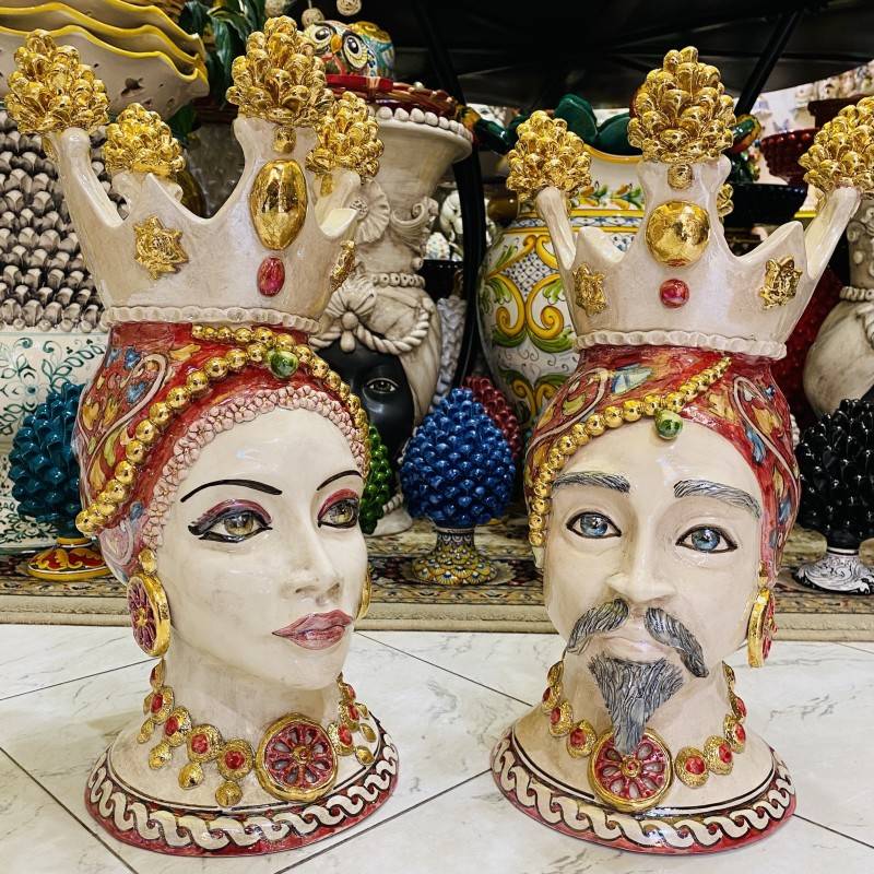 Paar Moorköpfe aus Caltagirone mit Tannenzapfenkrone, verziert mit reinem Gold und Perlmutt-Emaille mit Figuren auf der 