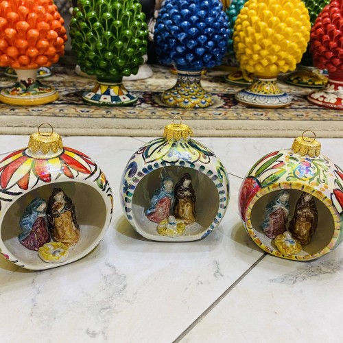 Kerstbal met Crib, Moeder van Pearl enamel, Caltagirone keramic, lengte 10cm - 
